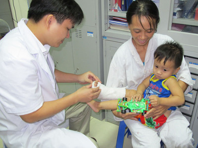 Nối bàn chân bị đứt rời cho trẻ 3 tuổi