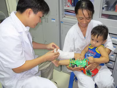 Nối bàn chân bị đứt rời cho trẻ 3 tuổi
