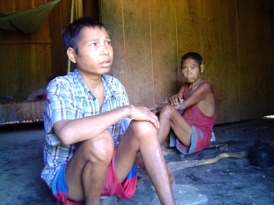 Hai cha con ông Rầy và anh Sơn mệt mỏi vì bệnh tật