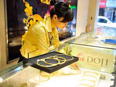 Đôla Mỹ tự do tiếp tục nhích lên, vàng tăng giá