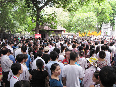 Hàng nghìn sĩ tử đến Văn Miếu cầu thi đỗ