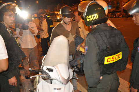 CSGT chặn trước nhà hàng xử phạt người uống rượu lái xe