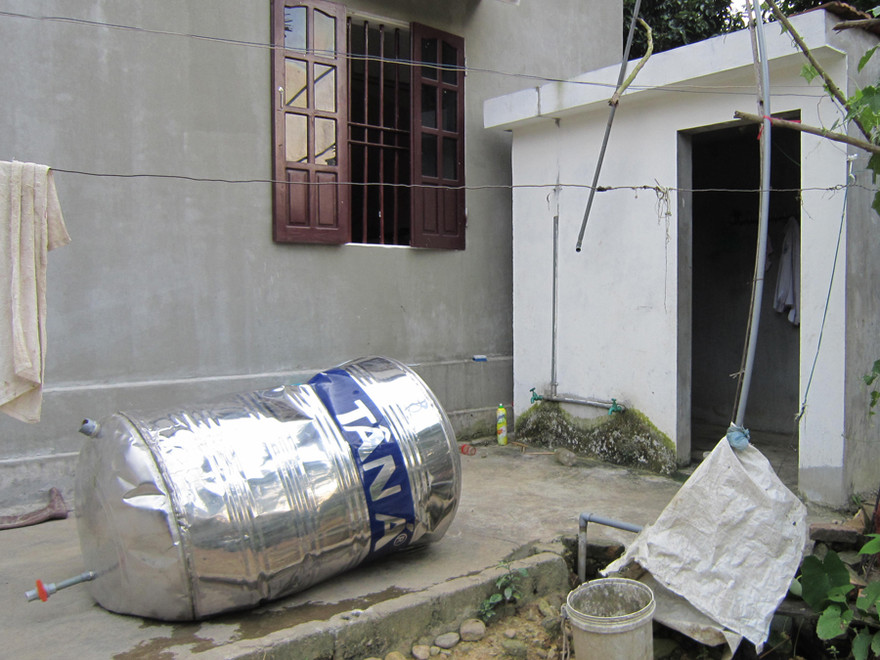 Bồn nước 1.000 lít rơi từ nóc nhà, đè chết người