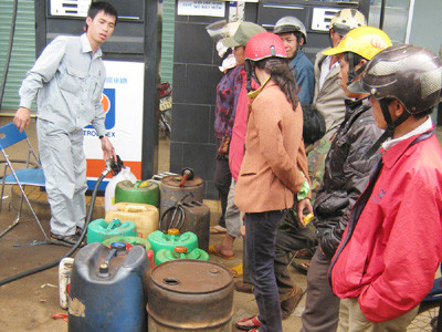 Thiếu dầu chạy máy bơm, cà phê chết khát