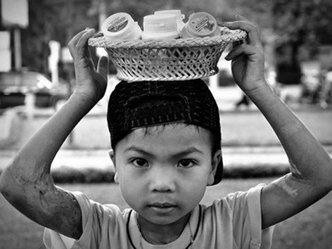 Tuổi thơ cơ cực của những đứa trẻ bán kẹo dạo đường phố