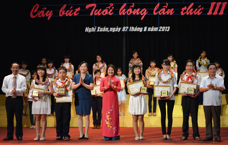 Trao giải thưởng 'Cây bút Tuổi hồng' lần 3