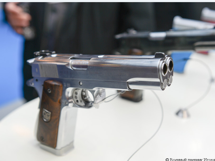 Cận cảnh siêu súng ngắn hai nòng đầu tiên trên thế giới