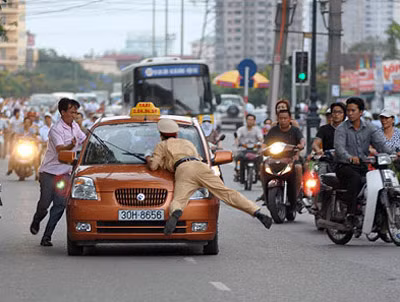 Báo động gia tăng chống người thi hành công vụ