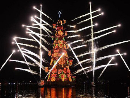 Thắp sáng cây giáng sinh nổi cao nhất thế giới