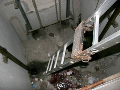 Sợ thang máy rơi, người dân leo bộ cả chục tầng