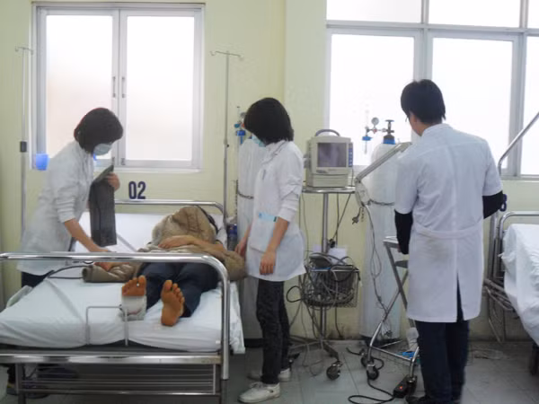 Sinh viên thực tập tại bệnh viện. Ảnh: Lê Ngọc