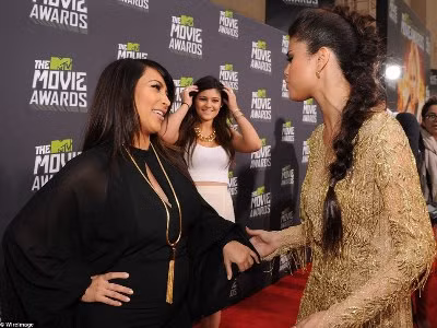 Kim và Selena nổi bật giữa rừng Sao