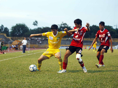 Trước vòng 17 V-League: Hai đầu 'sống mái'