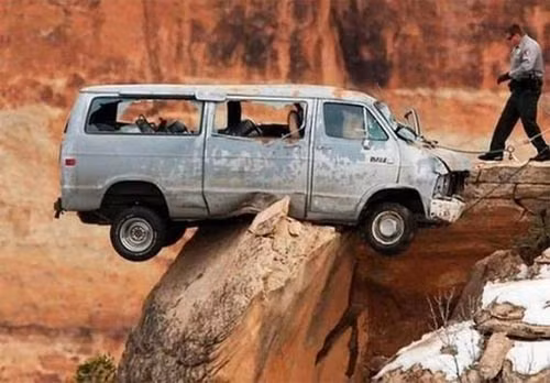 Những tai nạn xe hơi hi hữu nhất quả đất