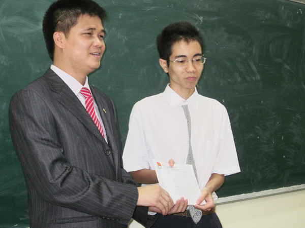Bí thư Thành Đoàn Hà Nội Ngọ Duy Hiểu trao học bổng cho Nguyễn Trung Hiếu