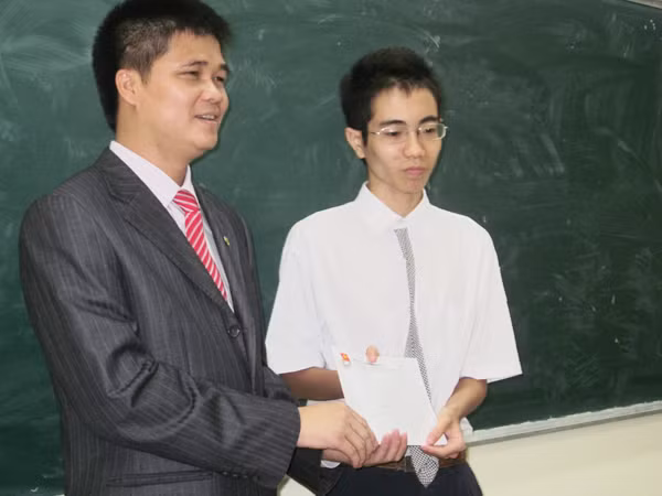 Bí thư Thành Đoàn Hà Nội Ngọ Duy Hiểu trao học bổng cho Nguyễn Trung Hiếu