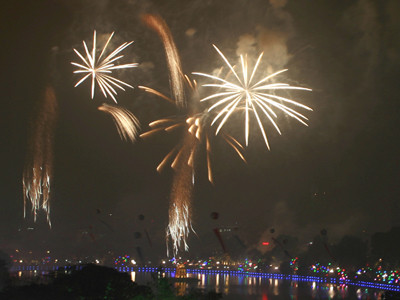 Pháo hoa lung linh hồ Gươm đêm giao thừa