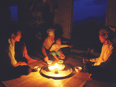 Người nghèo nhận hỗ trợ mua điện bằng tiền mặt