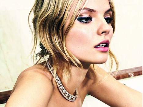 Magdalena Frackowiak ngực trần khoe trang sức