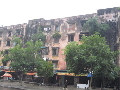 Chung cư xuống cấp, dân chưa chịu di dời