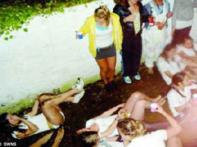 Sinh viên Oxford mặc bỉm, bú bình