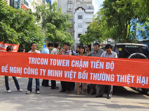 Khách hàng vây trụ sở Công ty Minh Việt để đòi tiền