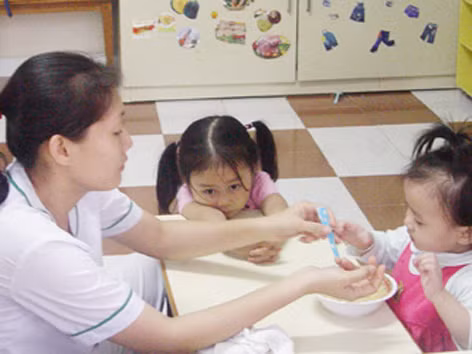 Cô nuôi mầm non mỏi mòn chờ... biên chế