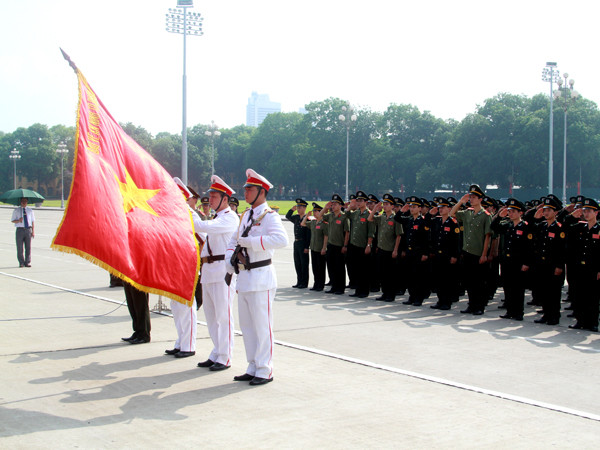 Tuổi trẻ Bộ Tư lệnh Cảnh vệ báo công dâng Bác