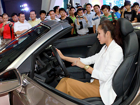 Tăng Thanh Hà đi xế gì trong đám cưới