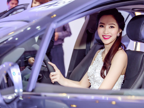 Hoa hậu Thu Thảo đẹp hút hồn bên xe Pháp