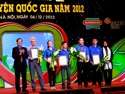 Bí thư Thường trực T.Ư Đoàn Phan Văn Mãi và bà Pratibha Mehta, Điều phối viên thường trú Liên Hợp Quốc tại Việt Nam trao giải thưởng Tình nguyện Quốc gia Việt Nam 2012 cho 5 tình nguyện viên xuất sắc nhất Ảnh: Mai Xuân Tùng