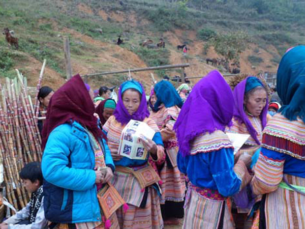 Phụ nữ xã Cán Cấu, Simacai (Lào Cai) đọc tờ rơi tuyên truyền của CLB