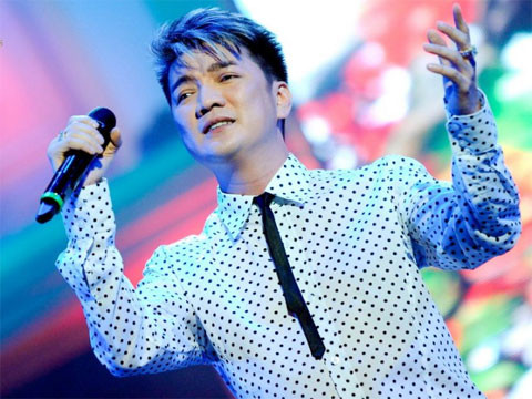 Xem Đàm Vĩnh Hưng hát 'Tuổi hồng thơ ngây'