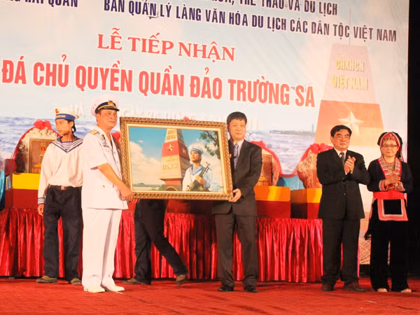 Đại diện Làng Văn hóa - Du lịch các dân tộc Việt Nam tiếp nhận đá chủ quyền