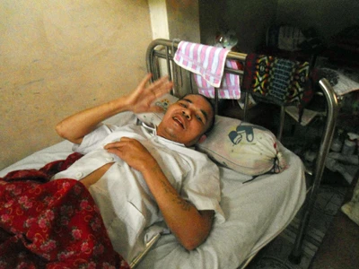 Mặc dù chưa đi được, song anh Hội đã giao tiếp, nói cười rất vui vẻ với mọi người