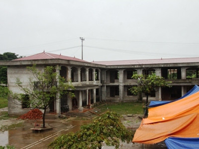 Trường học bỏ hoang, nhà thầu...bật khóc