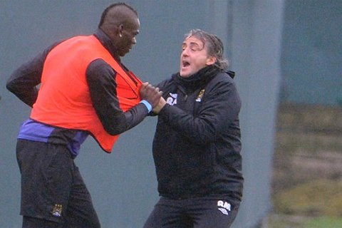HLV Mancini và Balotelli suýt tẩn nhau trên sân tập