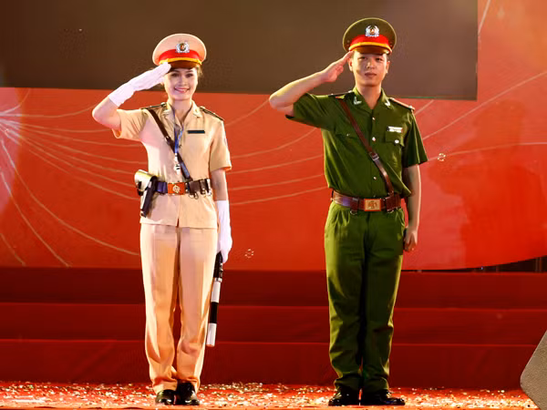 Nữ cảnh sát đua tài với cánh mày râu