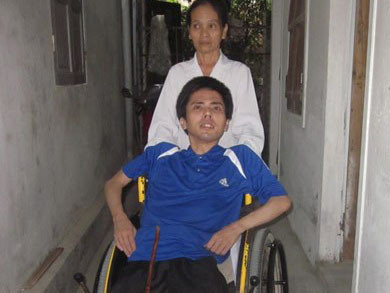 Chàng trai 10 năm ngồi xe lăn dự thi ĐH Vinh