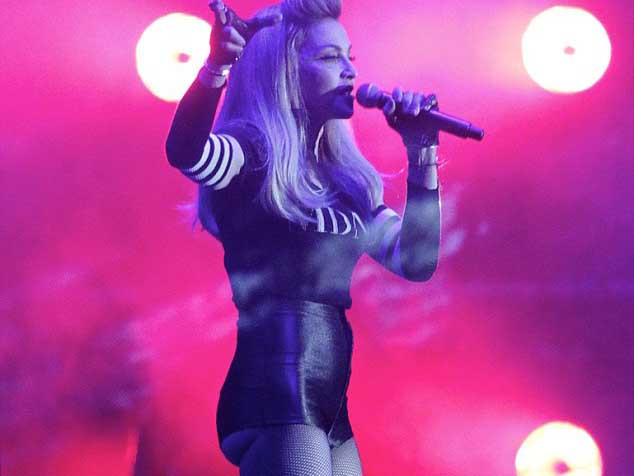 Madonna diện quần quá ngắn, lộ nguyên vòng 3