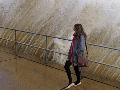 Giới trẻ Anh mạo hiểm tính mạng để ngắm sóng dữ