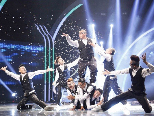 Nhóm nhảy 'đeo nơ' gây sốt đêm bán kết Got Talent