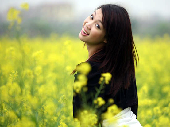 Người đẹp Trương Tùng Lan thả dáng bên hoa cải