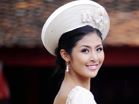 Hoa hậu Ngọc Hân lỡ hẹn đêm Đại lễ vì tắc đường