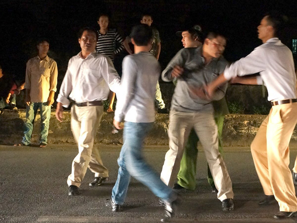 Va chạm giao thông, nhảy bổ vào đánh nhau