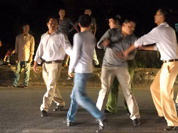 Va chạm giao thông, nhảy bổ vào đánh nhau
