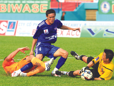 Bình Dương (xanh) gặp Đà Nẵng tại giải V-League 2010