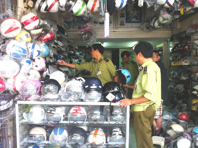 Ra quân kiểm tra kinh doanh mũ bảo hiểm