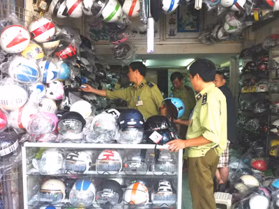 Ra quân kiểm tra kinh doanh mũ bảo hiểm