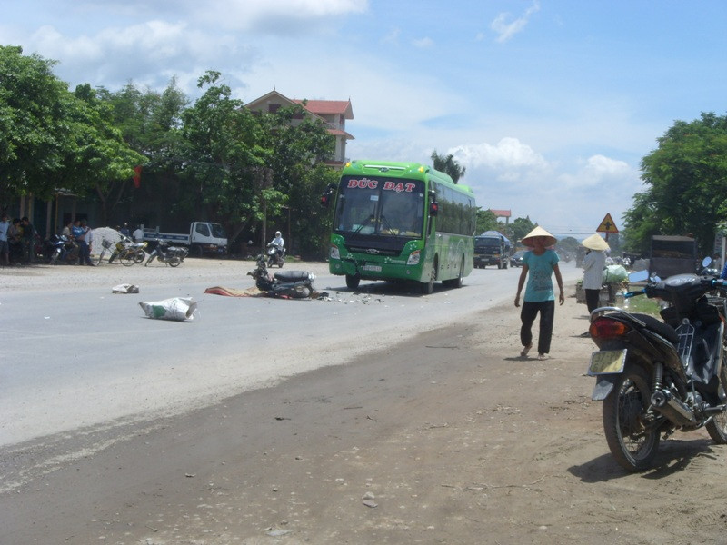 Xe khách đâm xe máy, một người chết